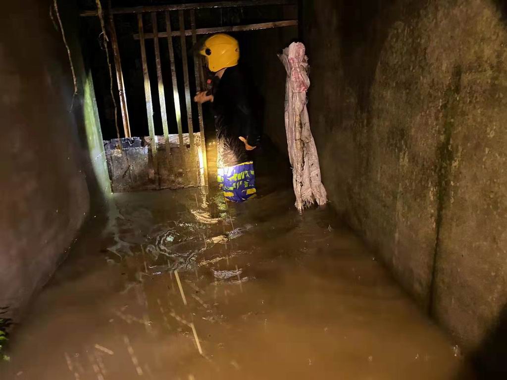 第一張圖文字說明：2022年6月26日，泰安鎮咀陽村5組楊先生家，因暴雨漫塘導致家中進水，部分家電受損，獲賠3396元。.jpg